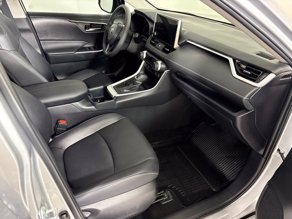 Used 2025 Silver Toyota XLE Premium image 17
