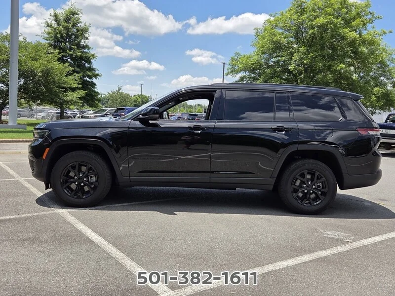 Used 2024 Diamond Black JEEP ALTITUDE 4X2 image 2