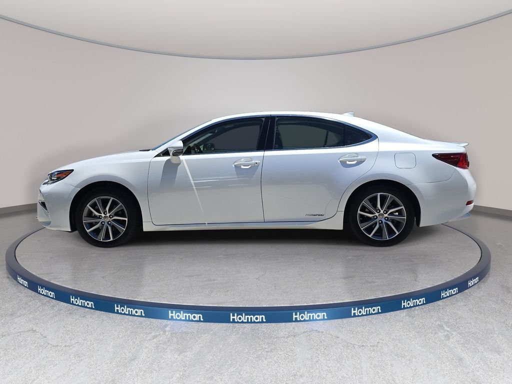 Used 2016 White Lexus 300h image 9
