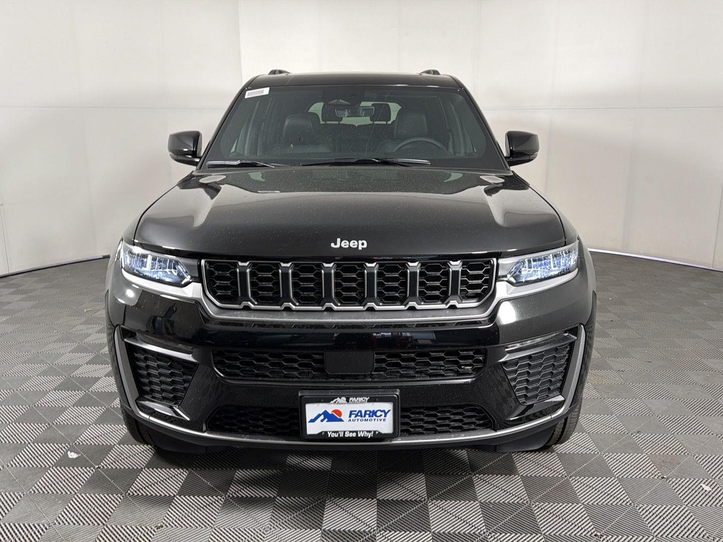 New 2026 Diamond Black Crystal Pearl-Coat Exterior Paint Jeep Limited image 3