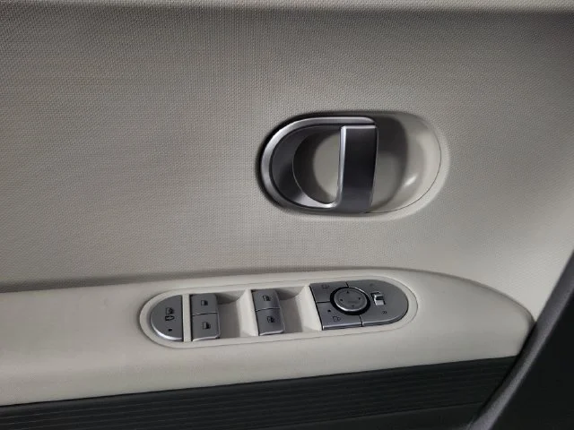 Used 2024 White Hyundai SEL image 10