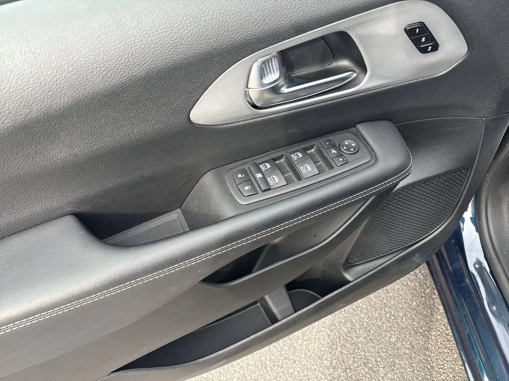 Used 2025 Blue Chrysler Limited image 15