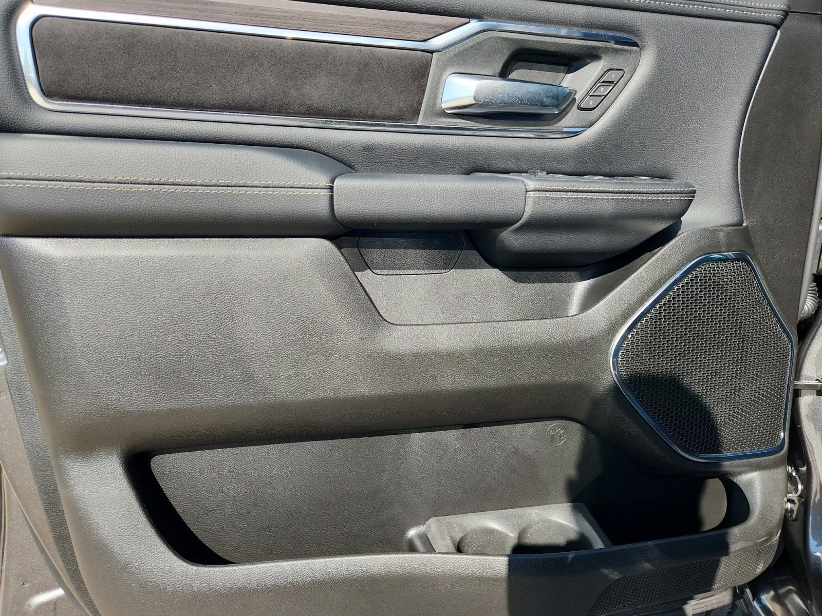 New 2026 Granite Crystal Metallic Clear-Coat Exterior Paint RAM Laramie image 19