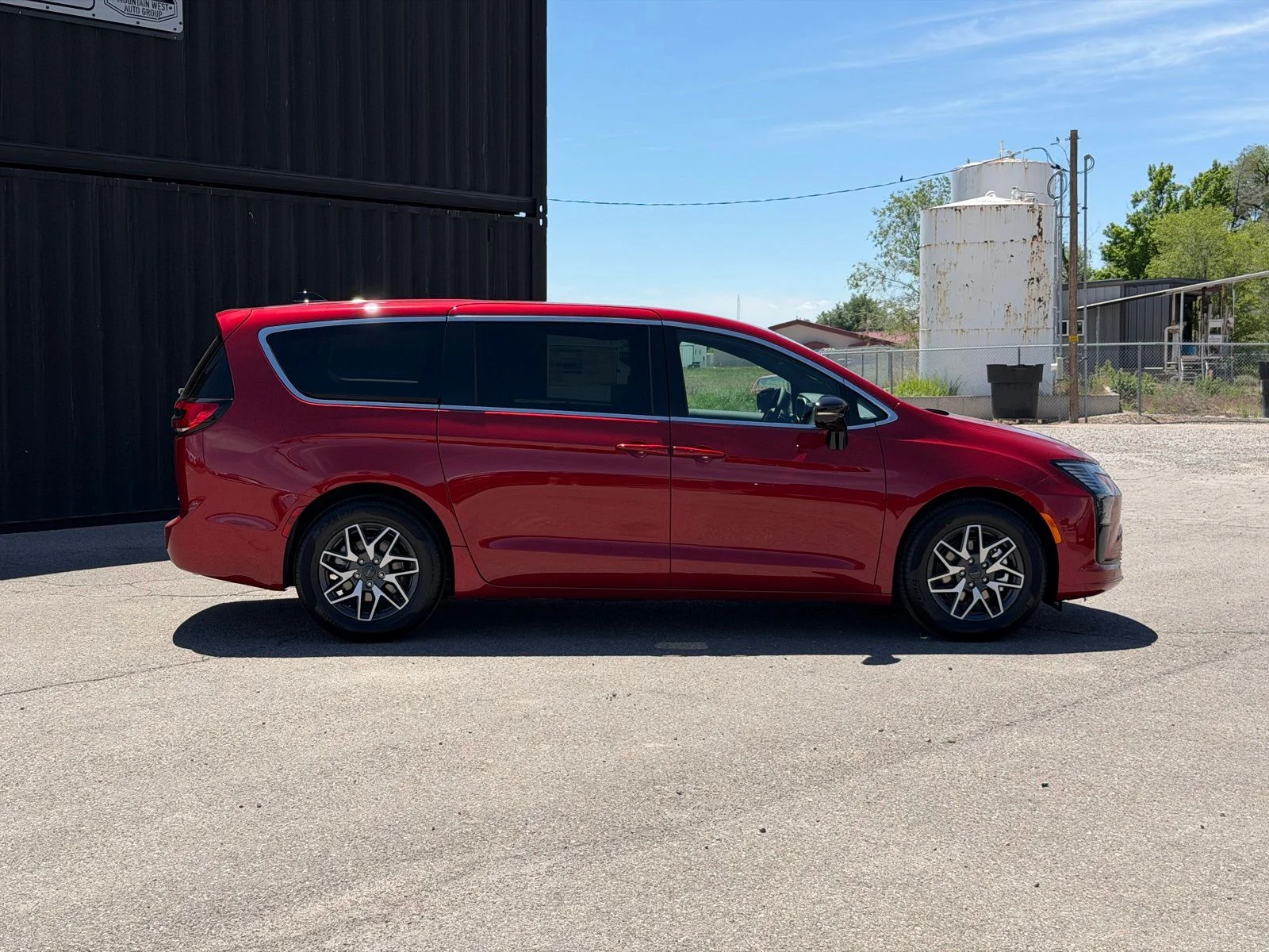 New 2027 Red Hot Pearl-Coat Exterior Paint Chrysler Limited image 6