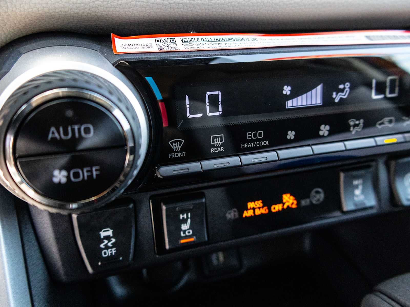 2025 Toyota RAV4 XLE - Photo 30