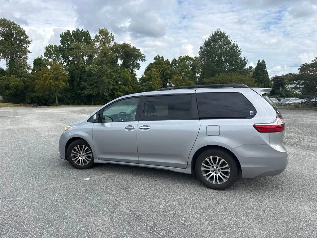 Used 2018 Silver Toyota XLE Premium image 14