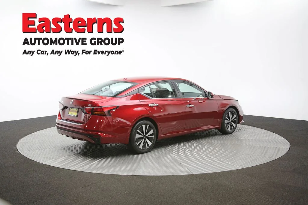 Used 2022 Red Nissan 2.5 SV image 38