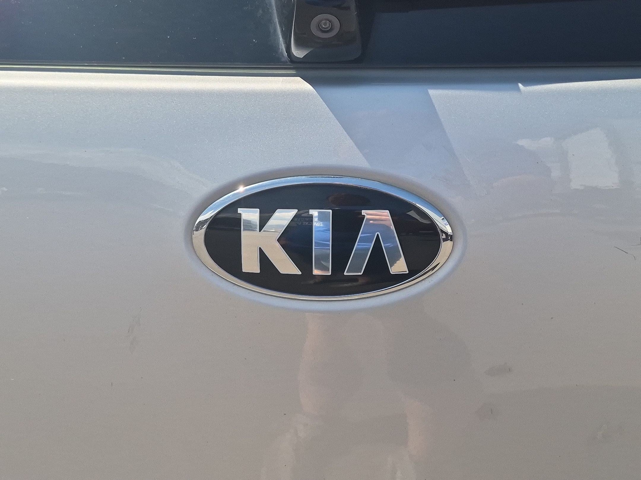 Used 2018 Silky Silver Kia Touring image 13