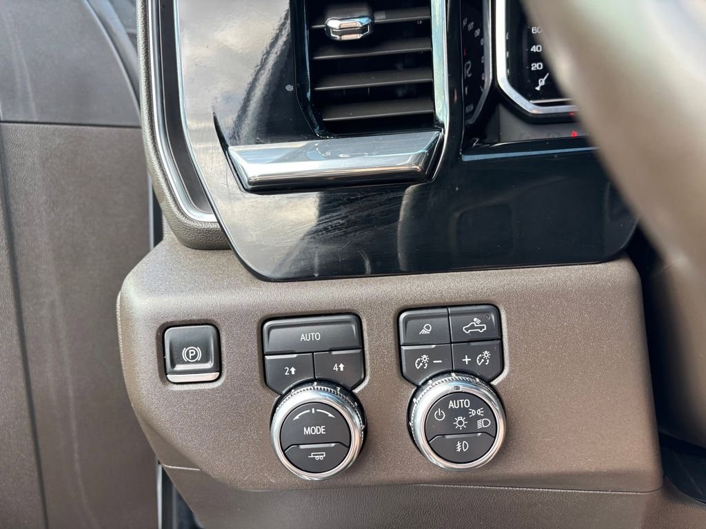 Used 2025 White GMC SLT image 19