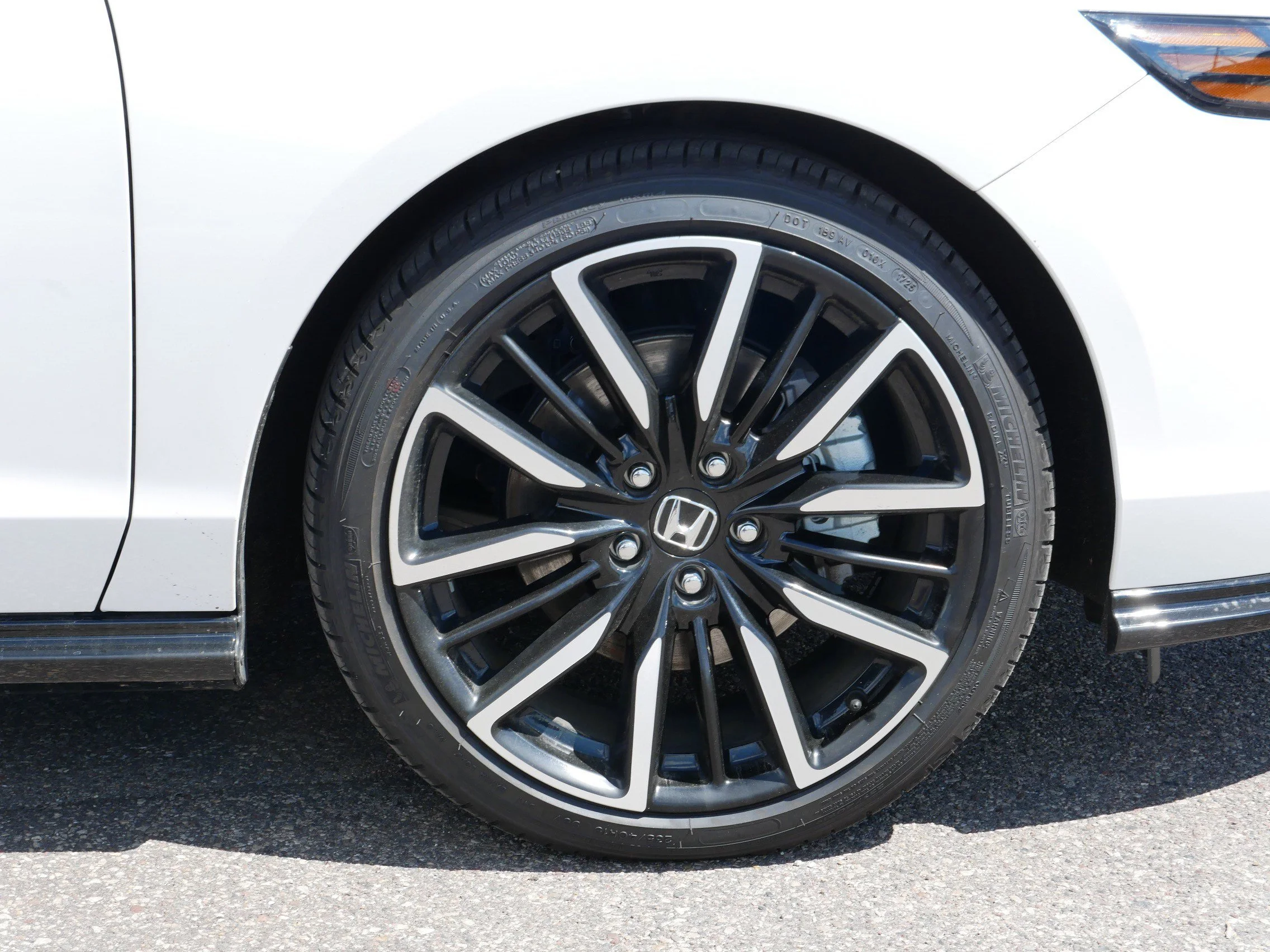 Used 2025 Platinum White Pearl Honda Touring image 15