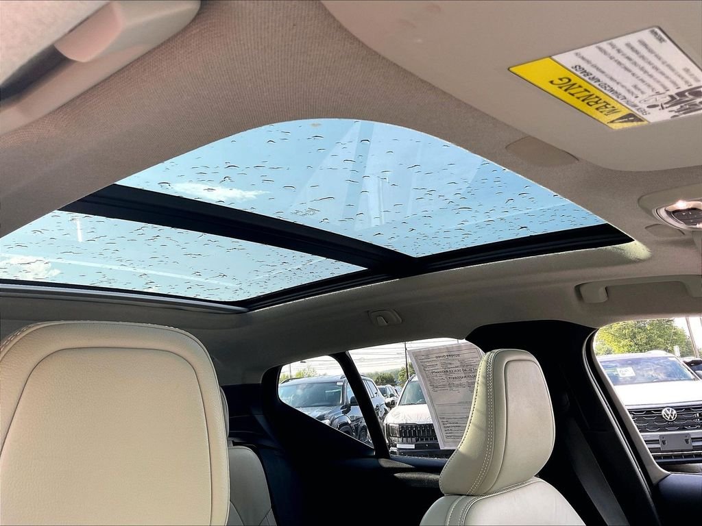 Used 2020 White Volvo Momentum image 21