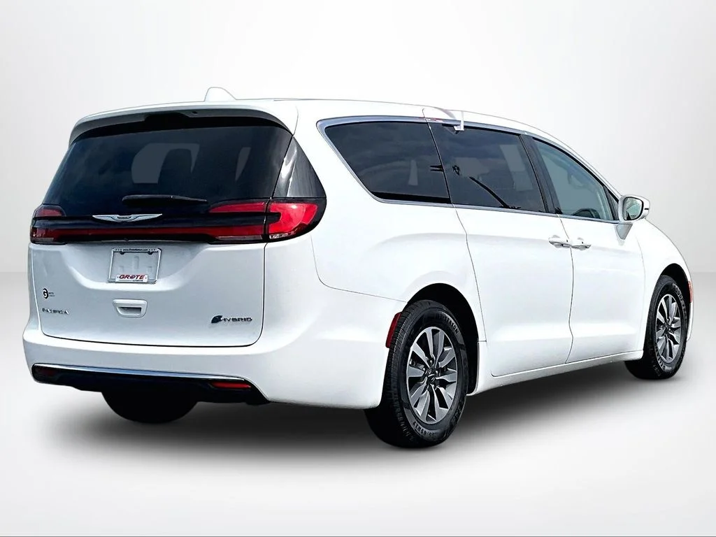 Used 2022 White Chrysler Touring L image 2