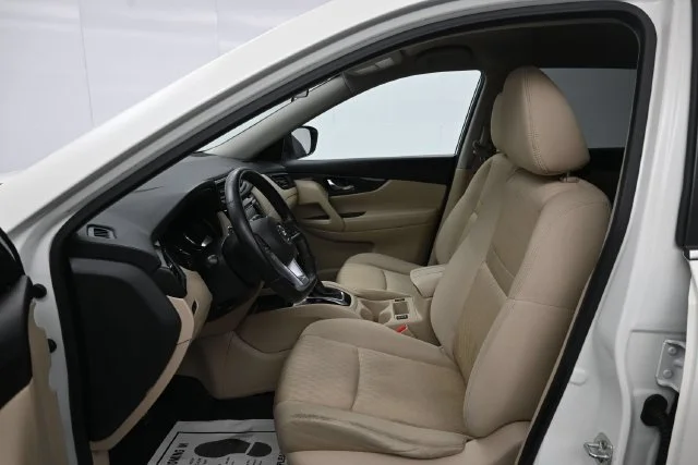 Used 2018 Pearl White Nissan SV image 9