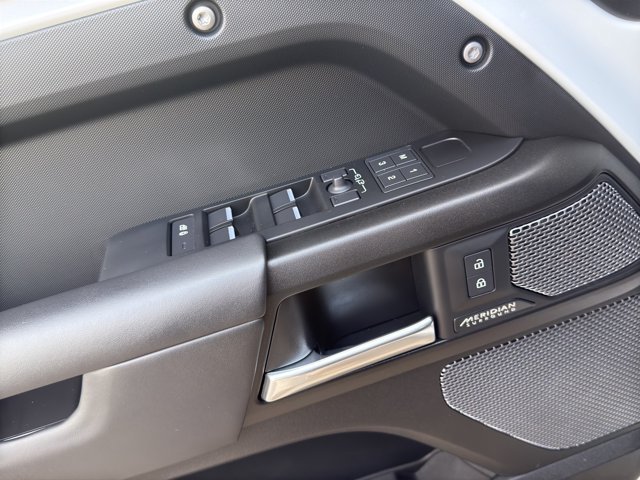 Used 2023 White Land Rover V8 image 13