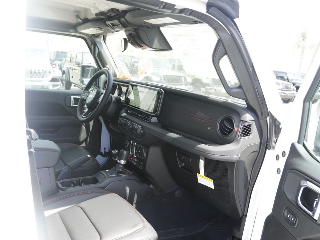 New 2026 Bright White Clear-Coat Exterior Paint Jeep Rubicon image 22