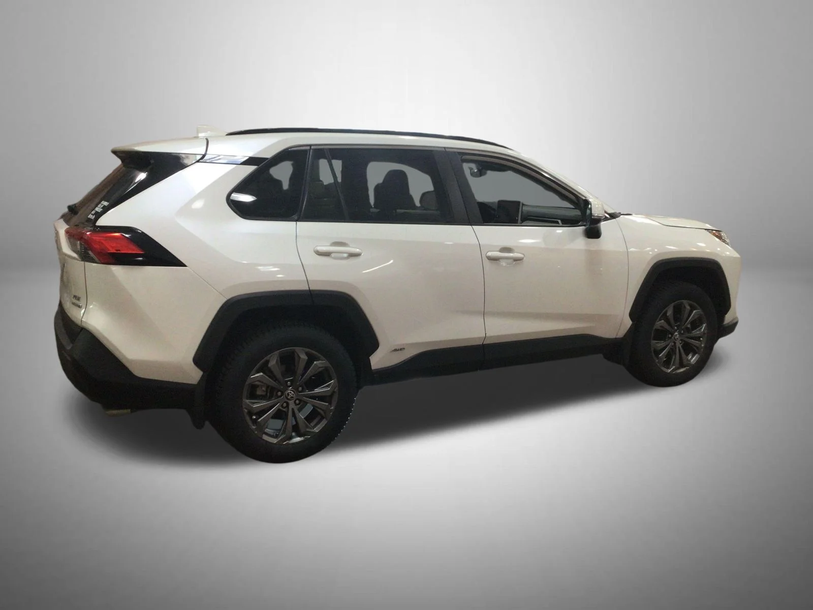 Used 2022 White Toyota XLE Premium image 4