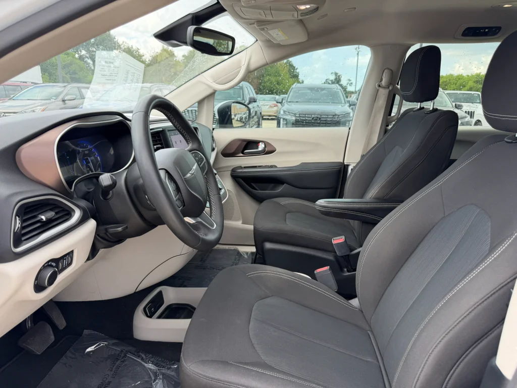 Used 2023 Bright White Clearcoat Chrysler LX image 10