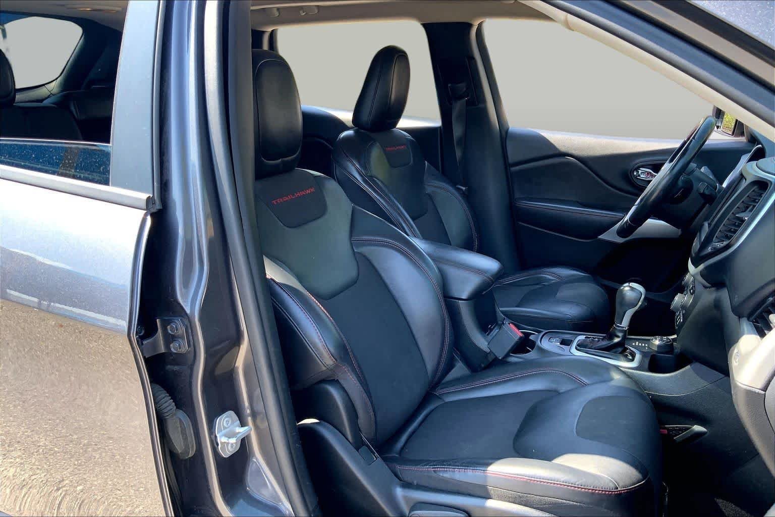 Used 2018 Granite Crystal Metallic Clearcoat Jeep Trailhawk image 9