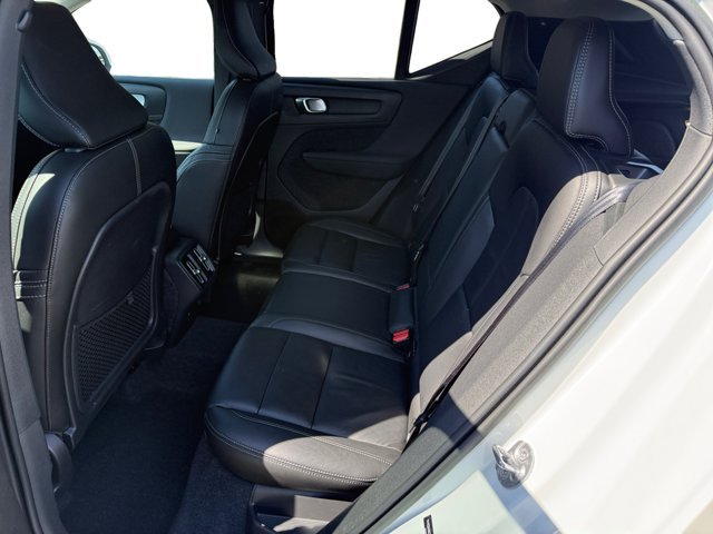 Used 2022 White Volvo Momentum image 16