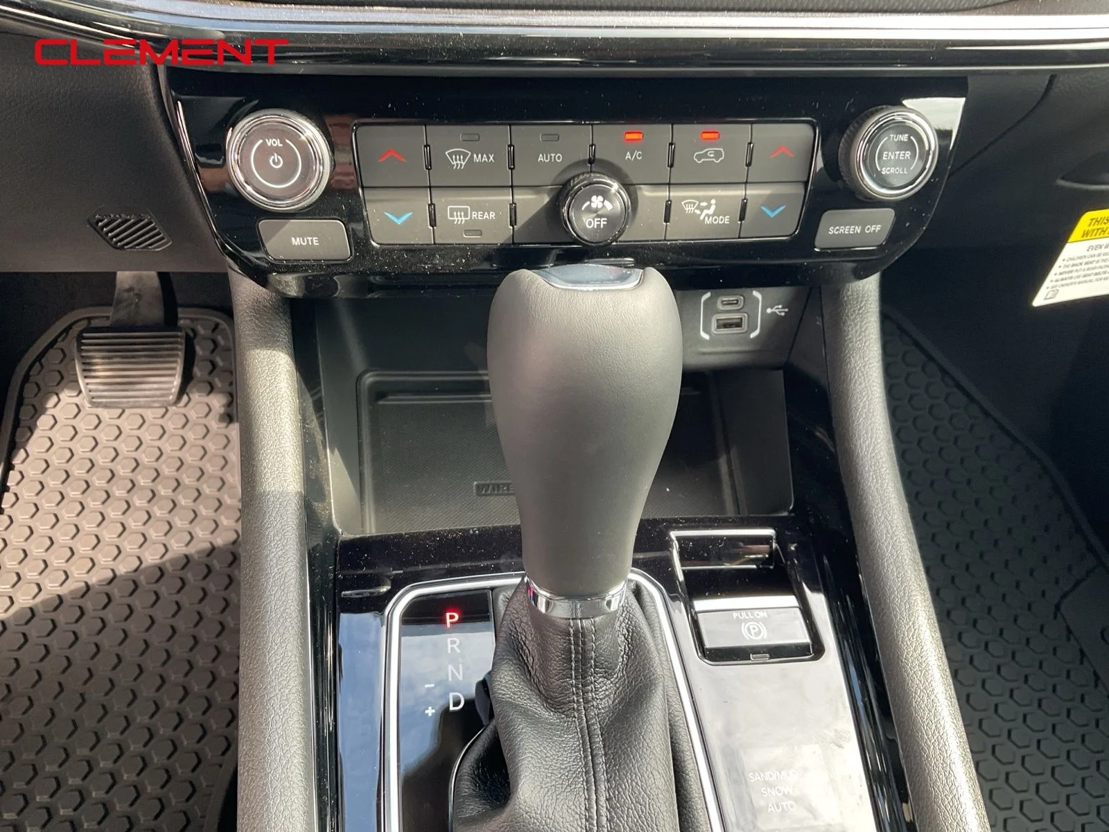 New 2026 Diamond Black Crystal Pearlcoat Jeep Latitude image 10