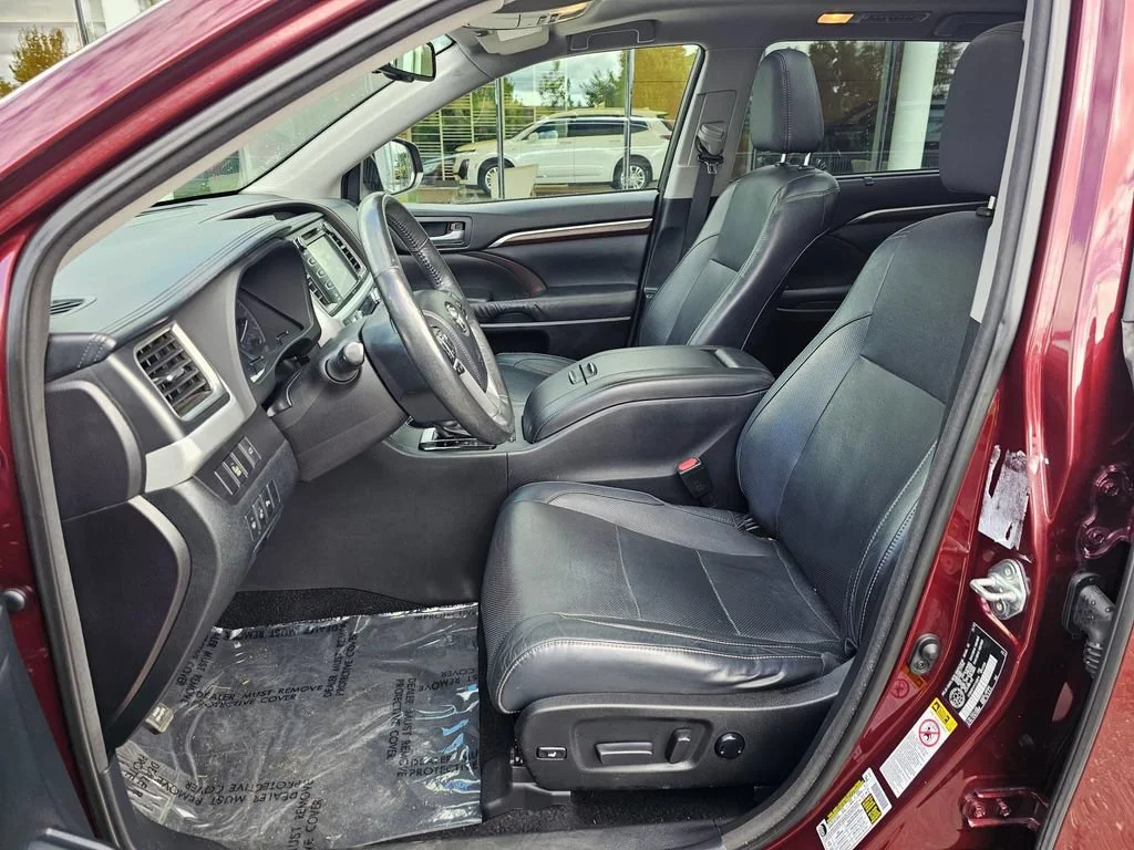 Used 2015  Toyota Limited image 23