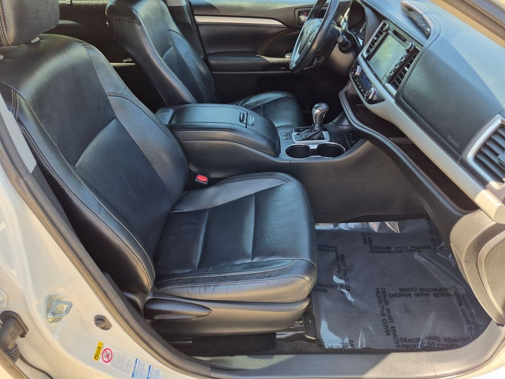 Used 2016 White Toyota XLE V6 image 34