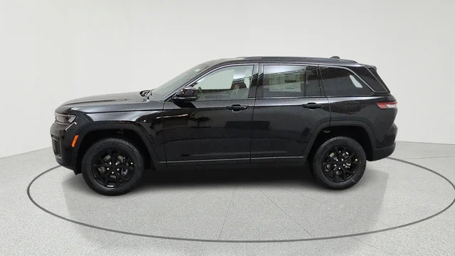 New 2026 Diamond Black Crystal Pearl-Coat Exterior Paint Jeep Laredo Altitude image 4