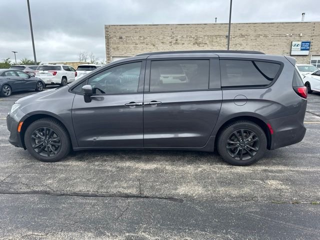 Used 2020 Granite Crystal Metallic Clearcoat Chrysler Launch Edition image 6