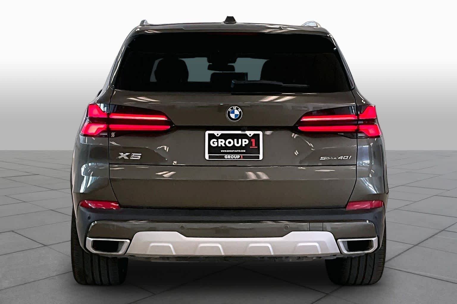 Used 2025 Manhattan Green Metallic BMW sDrive40i image 4