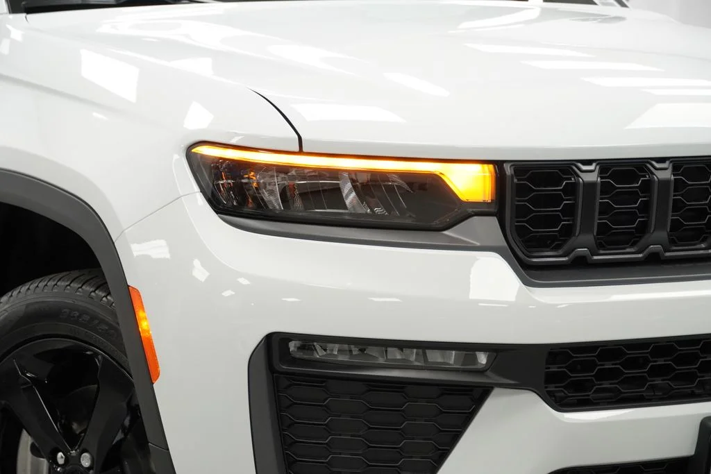 New 2026 Bright White Clear-Coat Exterior Paint Jeep Limited image 5