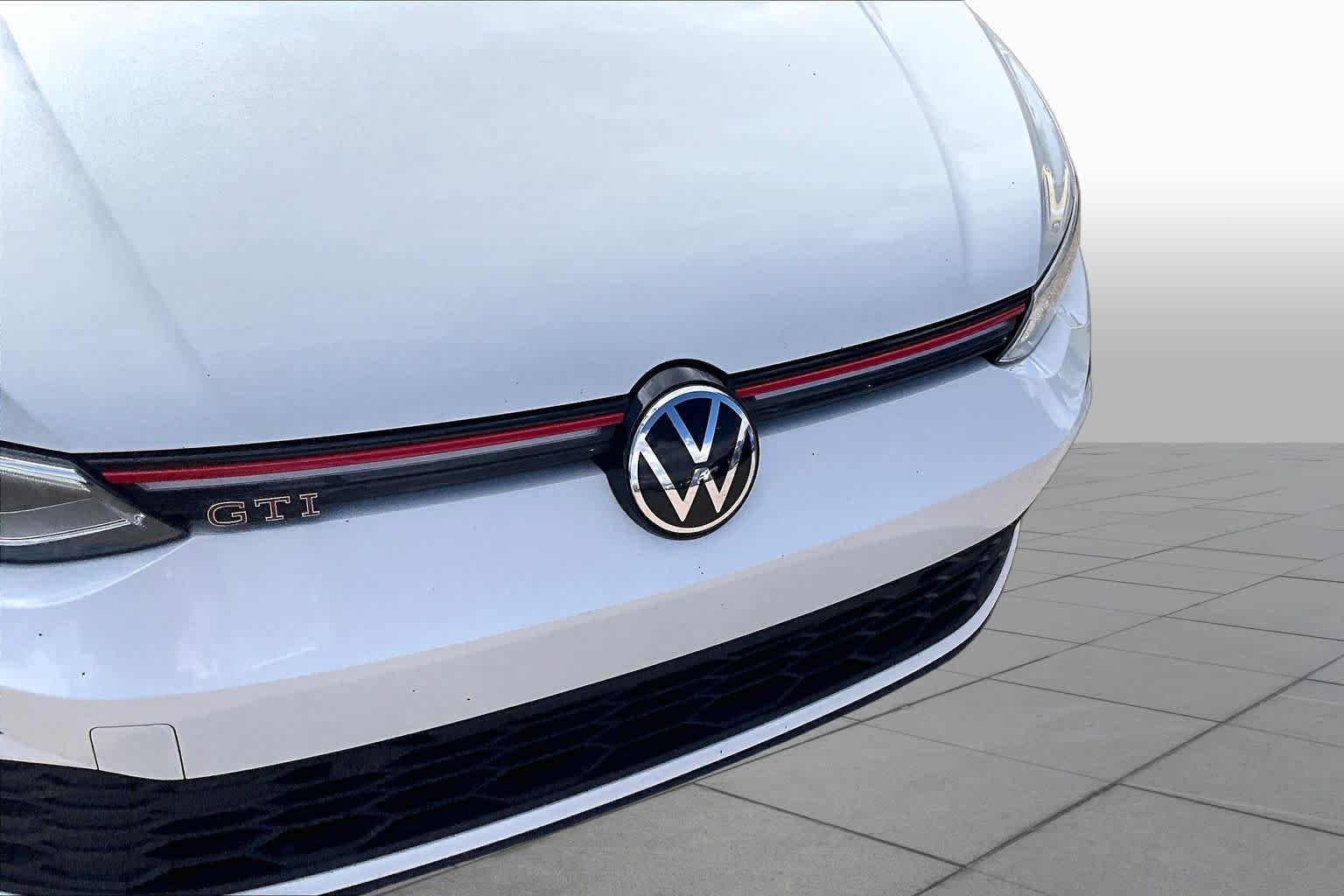 Used 2022 Oryx White Pearl Volkswagen SE image 27