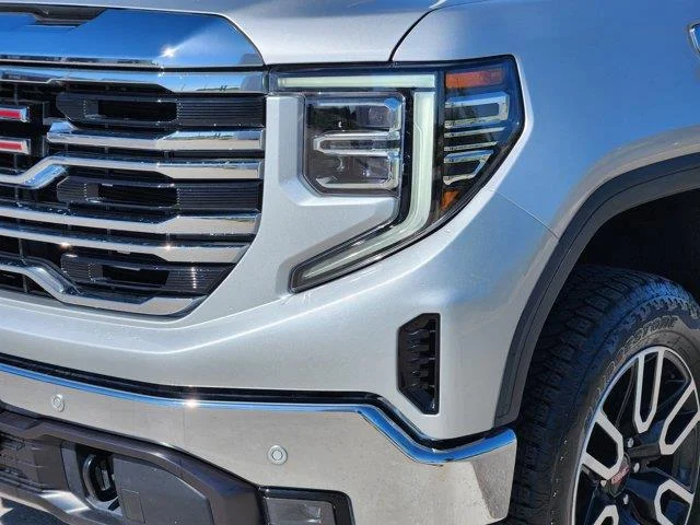 Used 2022 Quicksilver MET GMC SLT 4x4 Crew Cab 5.75 ft. box 147.4 in. WB image 9