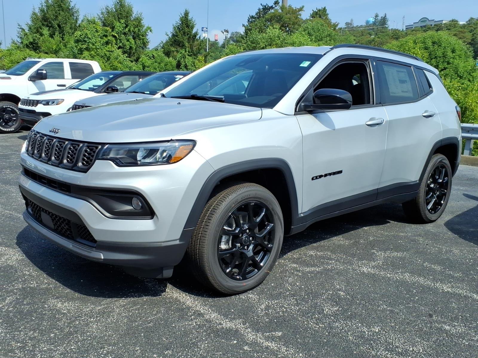 New 2026 Silver Zynith Metallic Clear-Coat Exterior Paint Jeep Latitude Altitude image 1