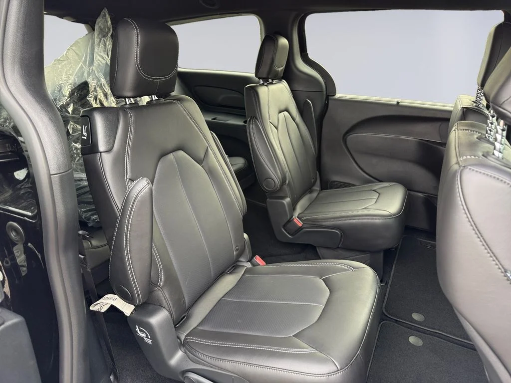2025 Chrysler Voyager LX - Photo 19