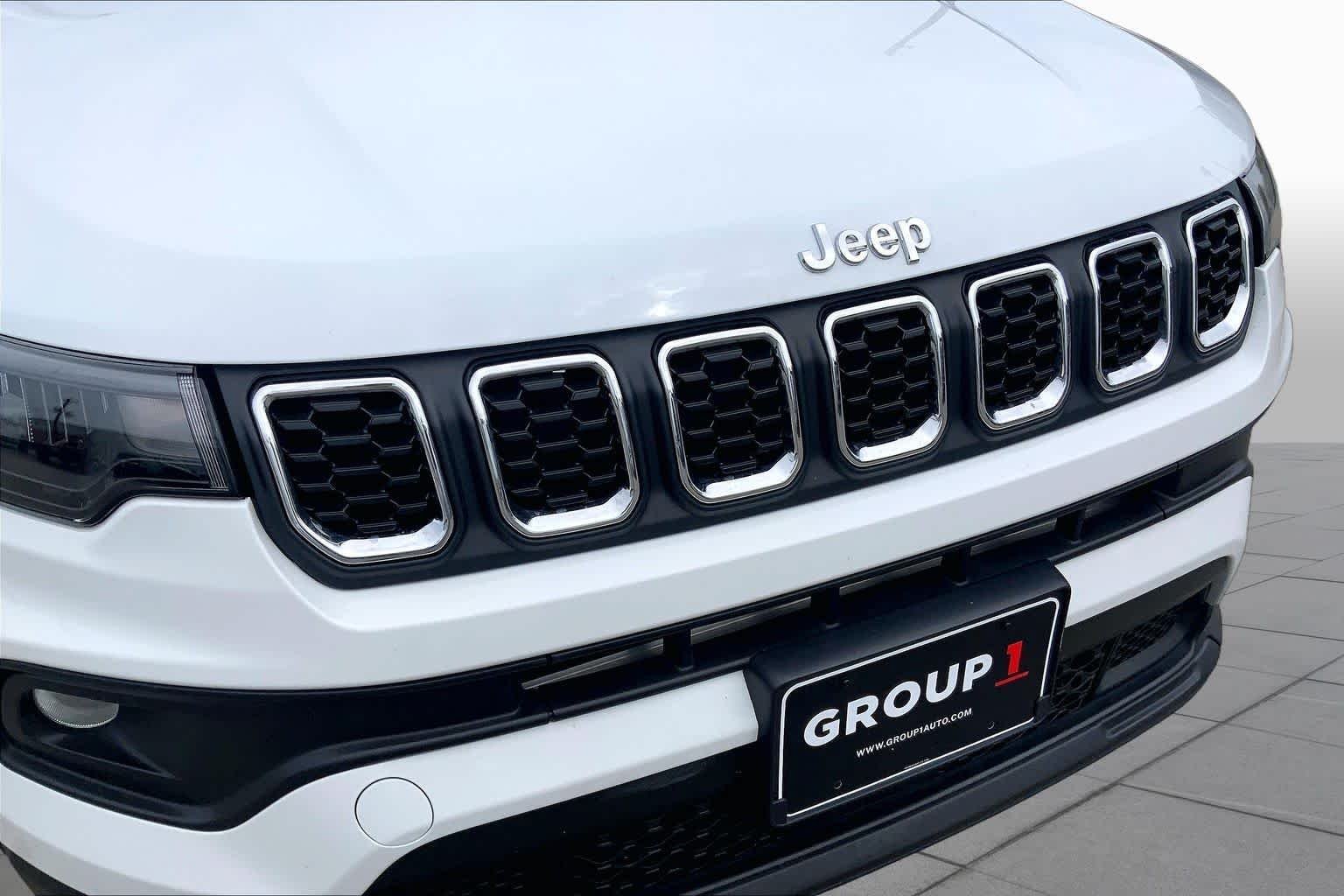 Used 2024 Bright White Clearcoat Jeep Latitude Lux image 30