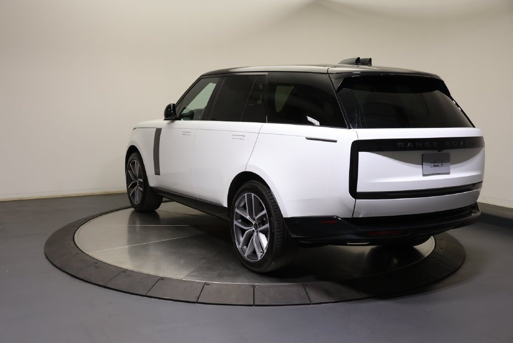 New 2027 Fuji White Land Rover SE image 3