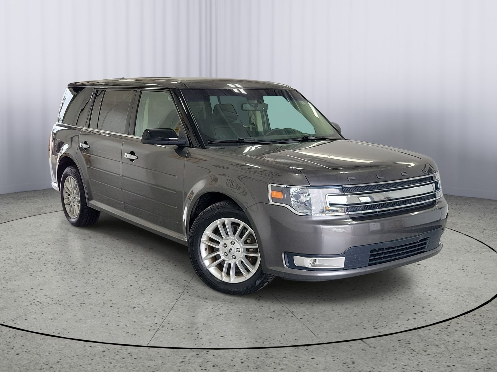 Used 2018 Gray Ford SEL image 1