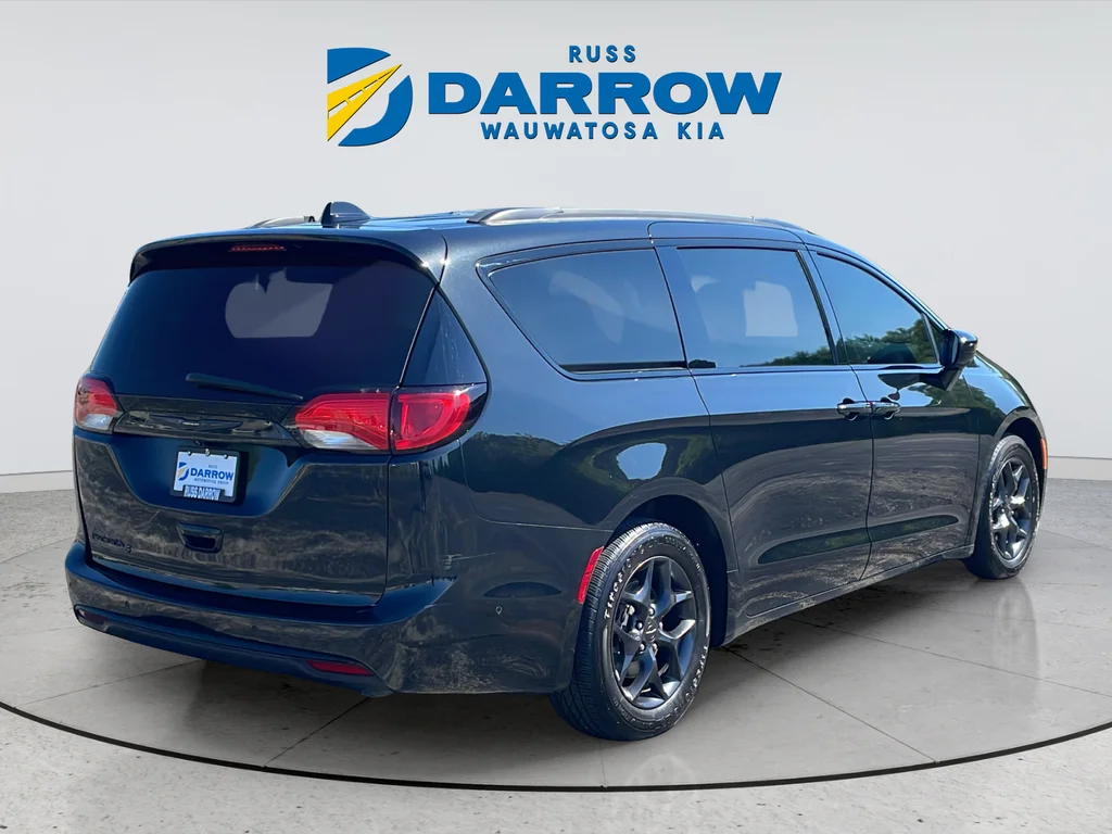 Used 2020 Black Chrysler Touring L image 5