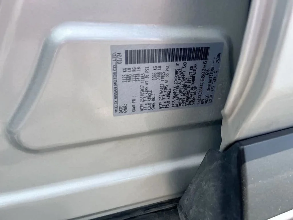 Used 2024 Silver Nissan S image 27