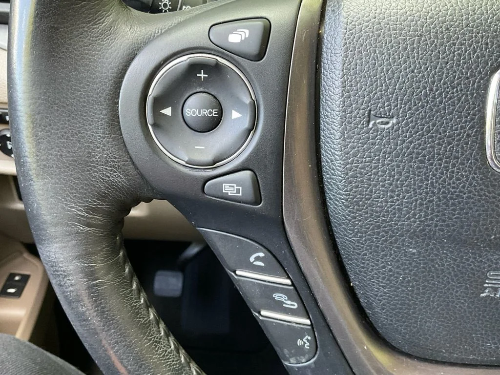 Used 2017 White Honda EX-L image 36