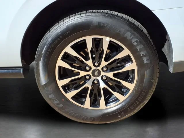 Used 2025  Ford Platinum image 29