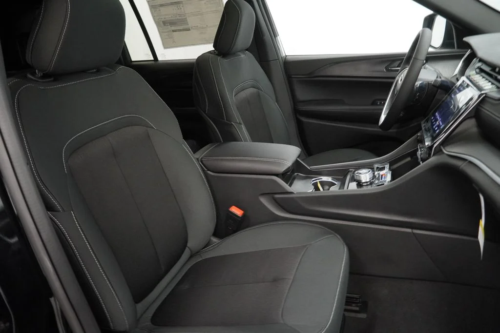 New 2026 Diamond Black Crystal Pearl-Coat Exterior Paint Jeep Laredo X image 34