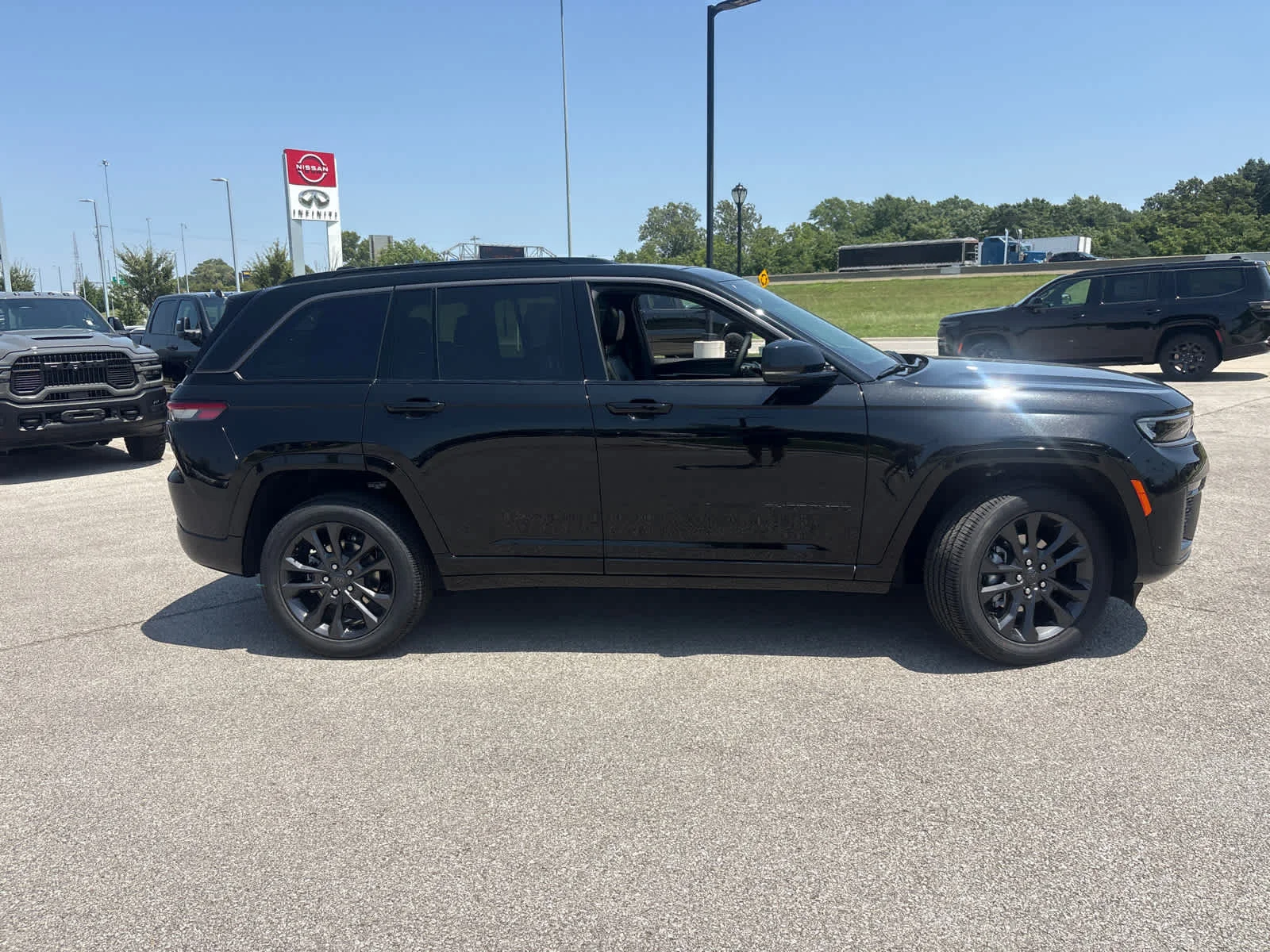 New 2026 Diamond Black Crystal Pearlcoat Jeep Limited Reserve image 11