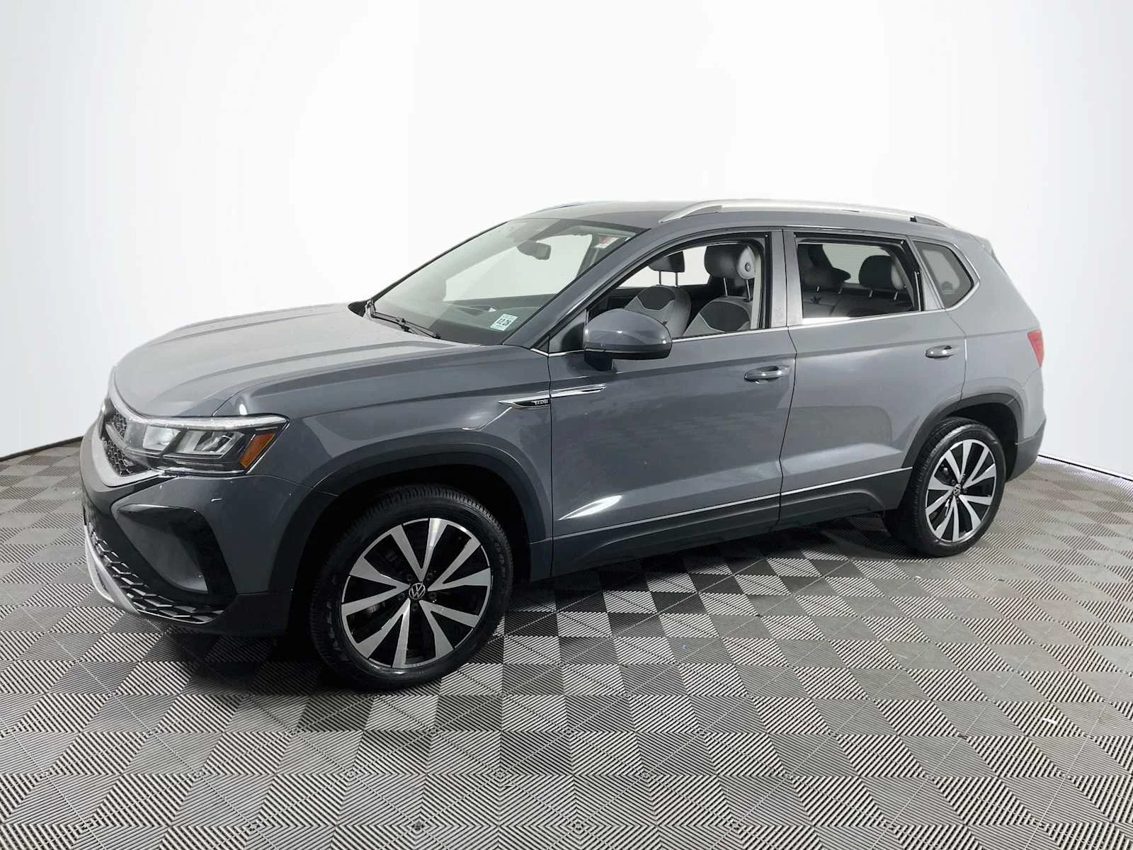 Used 2023 Gy Volkswagen SE image 1