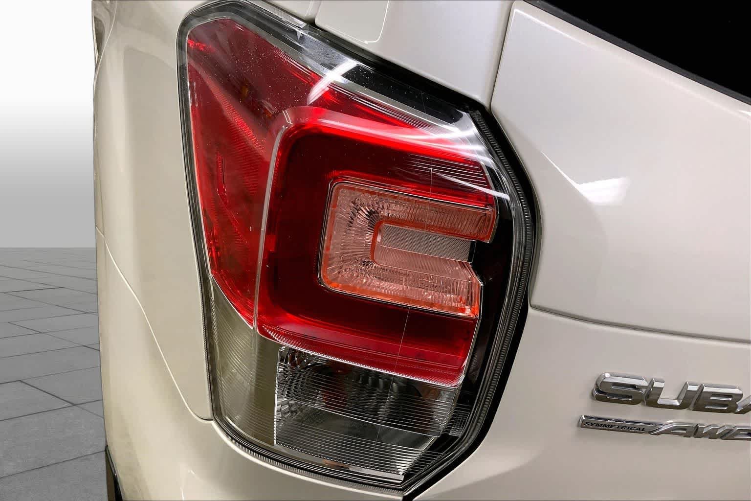 Used 2018 Crystal White Pearl Subaru Limited image 28