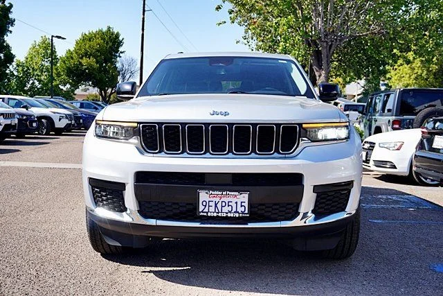 Used 2023 Silver Jeep Laredo image 4