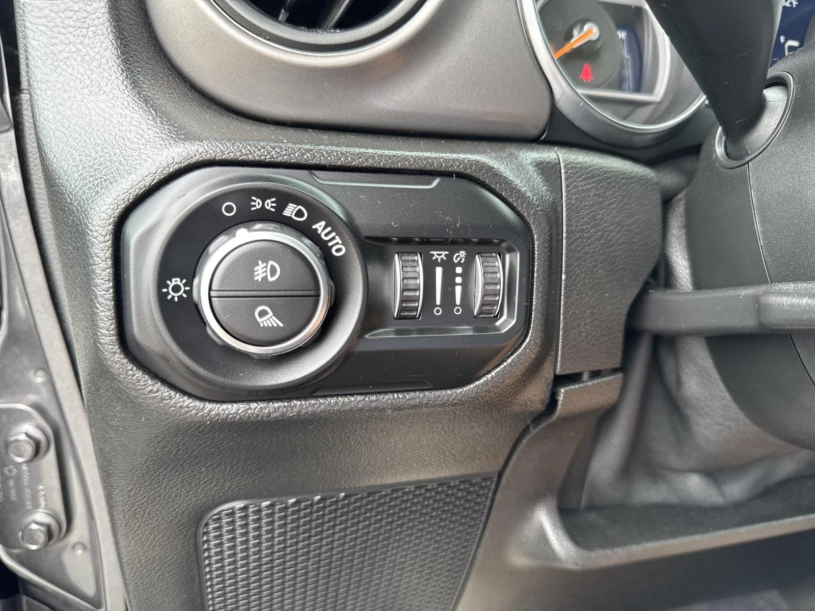 Used 2021 Granite Crystal Metallic Clearcoat Jeep Sport S image 18