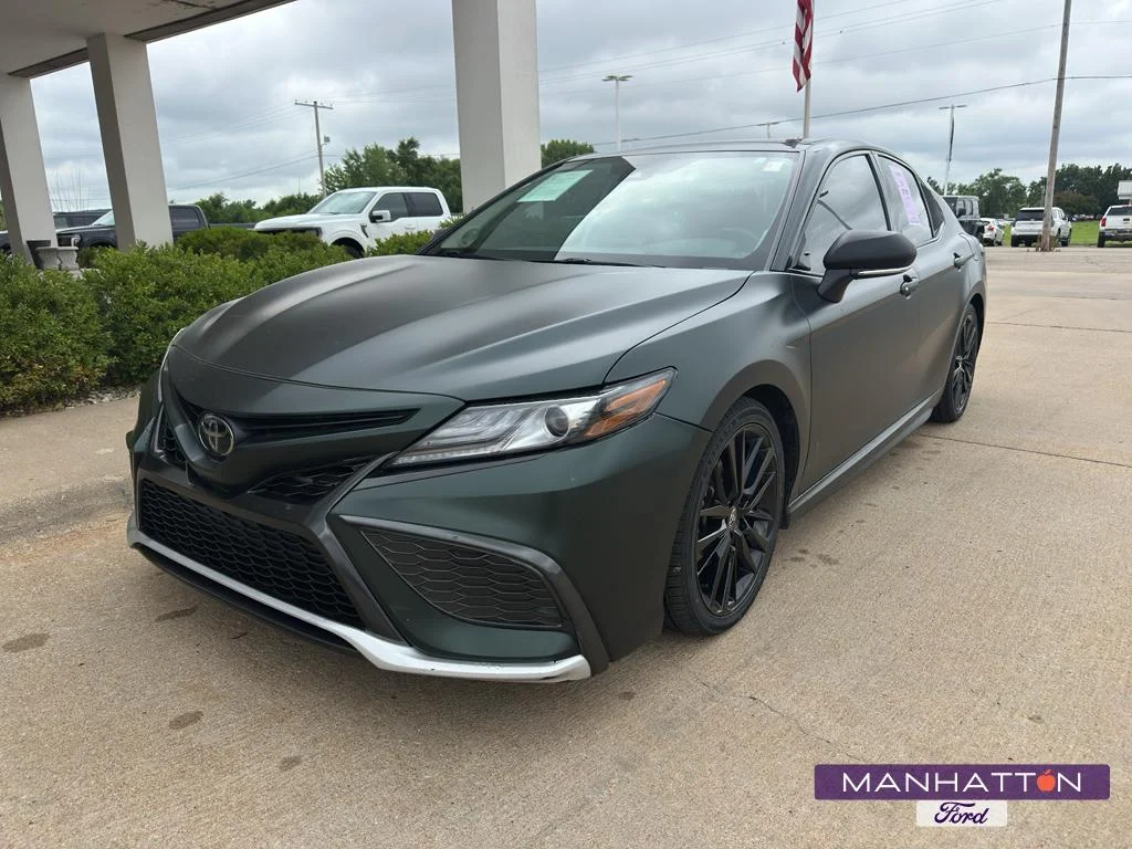 Used 2022  Toyota XSE V6 image 1