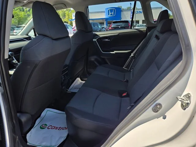2025 Toyota RAV4 XLE - Photo 11