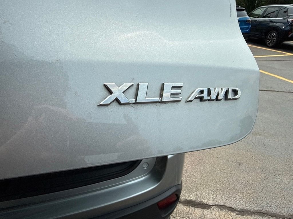 Used 2019 Silver Toyota XLE image 16